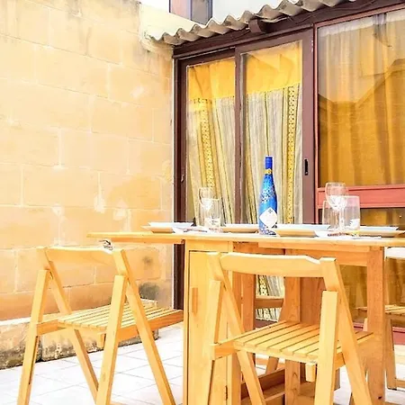 Large With Backyard In B'kara Сasa de vacaciones Birkirkara